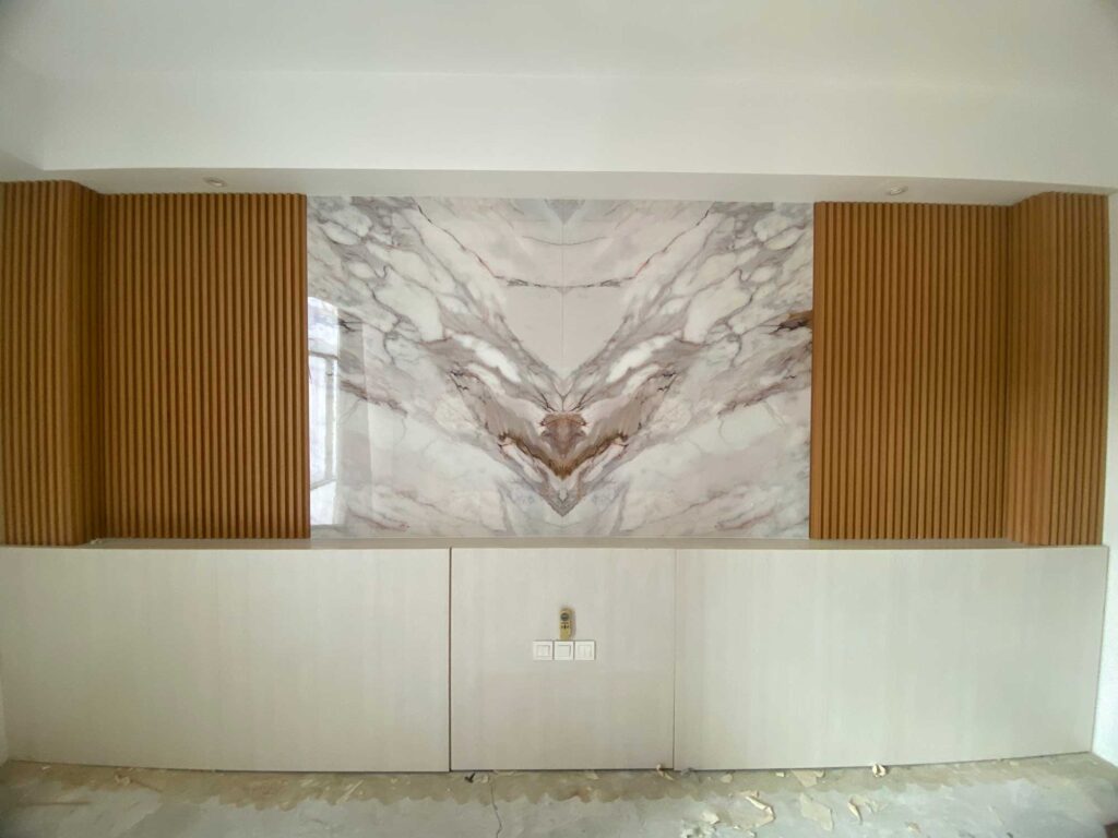 backdrop kasur kamar hotel yasmin karawaci tangerang. Design menggunakan flexi board wall panel dan WPC panel dinding 24mm warna golden pine. elegan design untuk kamar dan belakang kasur